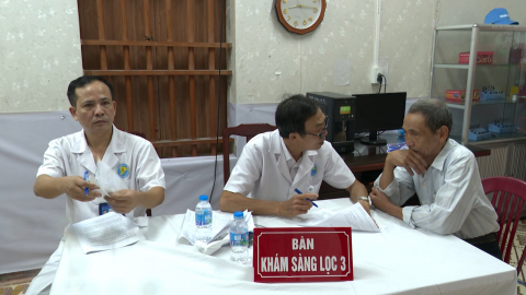 Thi đua l&agrave;m theo lời B&aacute;c - Tận t&acirc;m v&igrave; người bệnh 