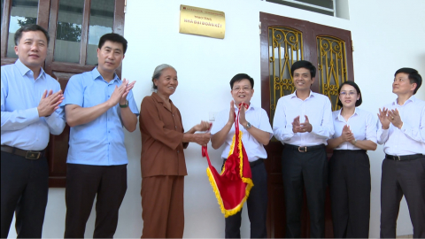 B&agrave;n giao nh&agrave; " Đại đo&agrave;n kết " cho hộ ngh&egrave;o, cận ngh&egrave;o
