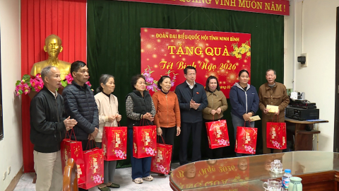 Đo&agrave;n ĐBQH tỉnh thăm, tặng qu&agrave; Tết B&iacute;nh Ngọ 2026
