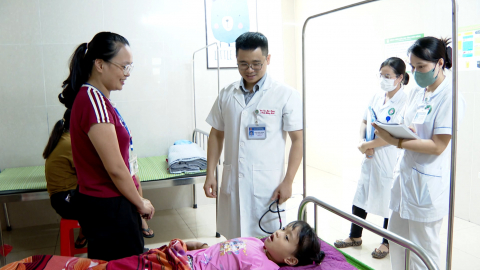 Cảnh gi&aacute;c vi&ecirc;m tai giữa ở trẻ thời điểm giao m&ugrave;a