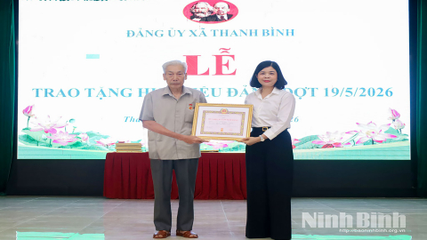 Đảng uỷ x&atilde; Thanh B&igrave;nh tổ chức trao tặng Huy hiệu Đảng đợt 19/5
