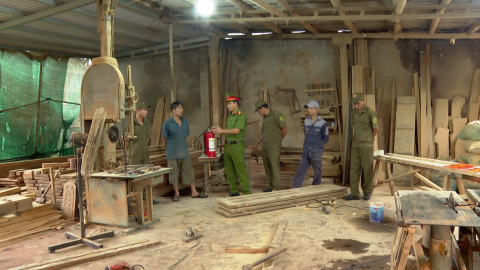 Kh&aacute;nh Thiện tăng cường tuy&ecirc;n truyền, đảm bảo an to&agrave;n tại c&aacute;c cơ sở sản xuất mộc