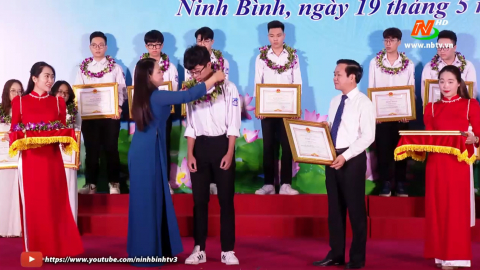 Tuy&ecirc;n dương, khen thưởng học sinh giỏi năm học 2021 - 2022