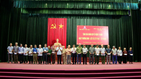 Y&ecirc;n Kh&aacute;nh tặng qu&agrave; gia đ&igrave;nh ch&iacute;nh s&aacute;ch