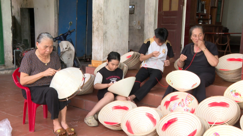 Giữ hồn qu&ecirc; qua từng v&agrave;nh n&oacute;n l&aacute;