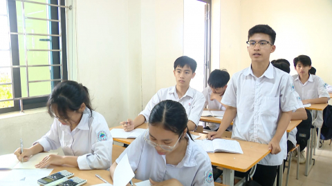 Đồng h&agrave;nh c&ugrave;ng học sinh trước kỳ thi v&agrave;o lớp 10