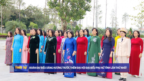 Đo&agrave;n đại biểu d&acirc;ng hương trước thềm Đại hội đại biểu Phụ nữ tỉnh lần thứ nhất