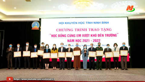 Trao học bổng " C&ugrave;ng em vượt kh&oacute; đến trường"
