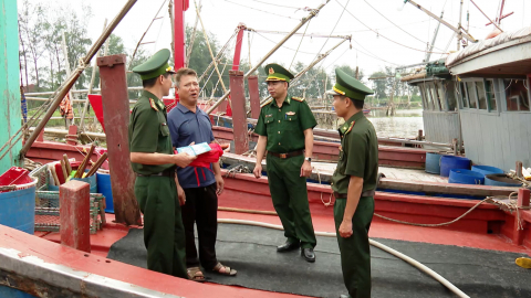 L&aacute; chắn th&eacute;p nơi tuyến đầu giữ biển