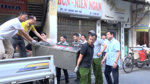 Di dời c&aacute;c hộ d&acirc;n ở khu nh&agrave; nguy hiểm đến nơi an to&agrave;n 