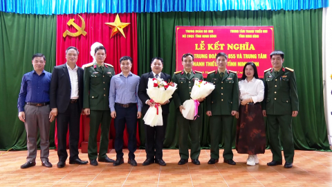Trung đo&agrave;n Bộ binh 855 v&agrave; Trung t&acirc;m Thanh, thiếu nhi tỉnh kết nghĩa