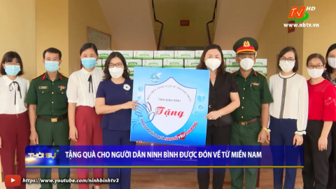 Tặng qu&agrave; cho người d&acirc;n Ninh B&igrave;nh được đ&oacute;n về từ miền Nam