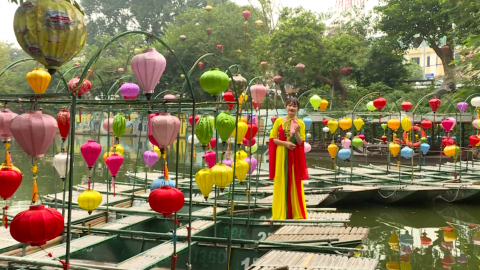 Qu&ecirc; hương vang tiếng h&aacute;t ch&egrave;o
