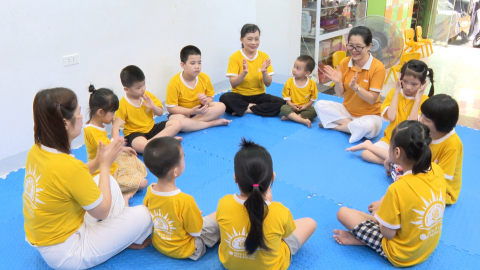 Mở c&aacute;nh cửa y&ecirc;u thương cho trẻ tự kỷ