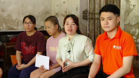 Người mẹ ngh&egrave;o v&agrave; nỗi lo về sức khỏe của c&aacute;c con