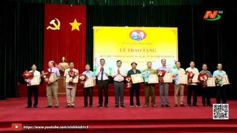 Ph&aacute;t Diệm trao tặng Huy hiệu Đảng v&agrave; qu&aacute;n triệt một số Nghị quyết của Bộ Ch&iacute;nh trị