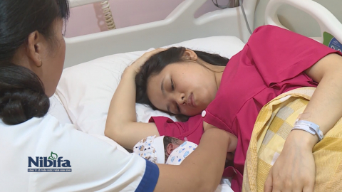 Nu&ocirc;i con bằng sữa mẹ