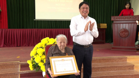 Đảng ủy phường Thi&ecirc;n Trường tổ chức trao tặng Huy hiệu Đảng đợt 19/5