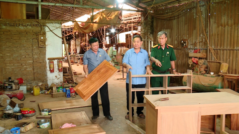 Ấm &aacute;p nghĩa t&igrave;nh đồng đội, gi&uacute;p nhau vươn l&ecirc;n trong cuộc sống
