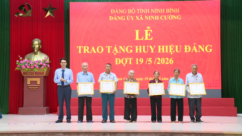 Đảng ủy x&atilde; Ninh Cường tổ chức trao tặng Huy hiệu Đảng đợt 19/5