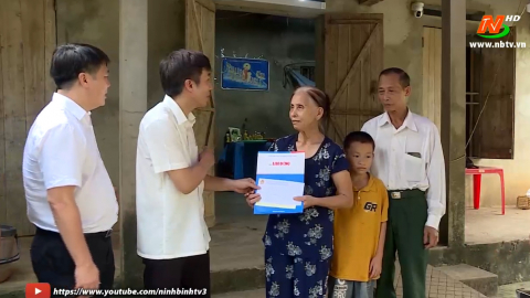 Trao qu&agrave; cho gia đ&igrave;nh c&ocirc;ng nh&acirc;n lao động bị tai nạn rủi ro