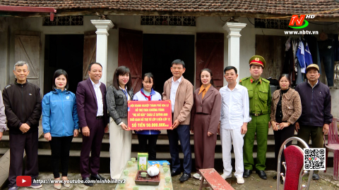 Hội Doanh nghiệp th&agrave;nh phố Hoa Lư trao qu&agrave; cho học sinh c&oacute; ho&agrave;n cảnh kh&oacute; khăn ở th&ocirc;n Kh&ecirc; Trong, x&atilde; Ninh Hải