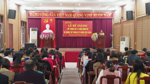 Bế giảng lớp Trung cấp L&yacute; luận Ch&iacute;nh trị