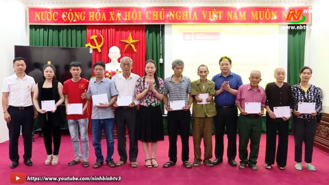 B&aacute;o điện tử - Đảng Cộng sản Việt Nam tặng sổ tiết kiệm cho đối tượng ch&iacute;nh s&aacute;ch