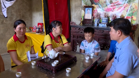 Ho&agrave;n cảnh đ&aacute;ng thương của em nhỏ mồ c&ocirc;i