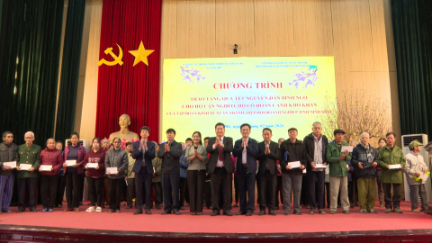  Chăm lo Tết cho c&aacute;c hộ ngh&egrave;o, gia đ&igrave;nh ch&iacute;nh s&aacute;ch