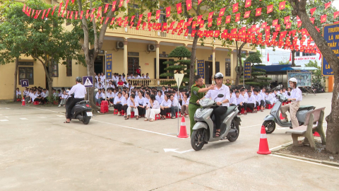C&ocirc;ng an x&atilde; Nam Hồng tăng cường tuy&ecirc;n truyền, hướng dẫn l&aacute;i xe an to&agrave;n cho học sinh