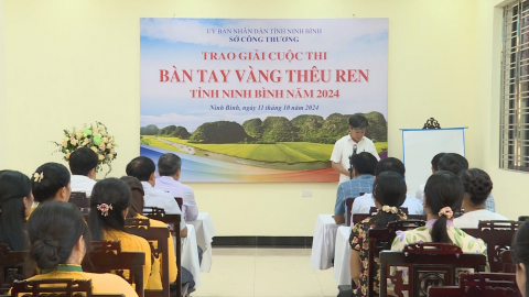Trao giải Cuộc thi B&agrave;n tay v&agrave;ng th&ecirc;u ren Ninh B&igrave;nh