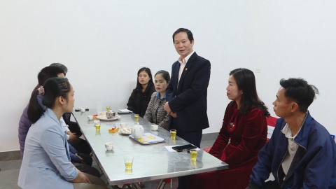 Trao hỗ trợ m&aacute;i ấm c&ocirc;ng đo&agrave;n