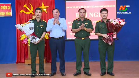 B&agrave;n giao chức vụ ch&iacute;nh trị vi&ecirc;n ban CHQS th&agrave;nh phố Ninh B&igrave;nh