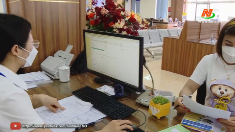 Nhiều người lao động chọn r&uacute;t BHXH một lần