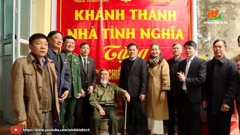 Kh&aacute;nh th&agrave;nh, b&agrave;n giao nh&agrave; t&igrave;nh nghĩa cho cựu chiến binh tại thị trấn Ph&aacute;t Diệm, Kim Sơn