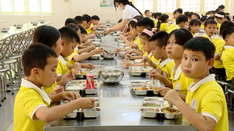 Trường tiểu học Tr&agrave;ng An đảm bảo ATTP tại bếp ăn