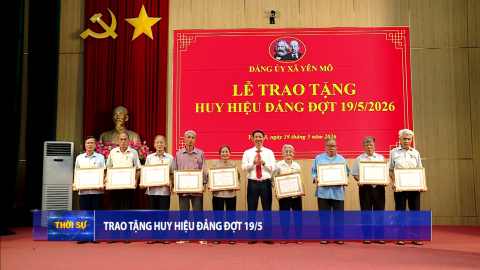 Đảng uỷ x&atilde; Y&ecirc;n M&ocirc; tổ chức trao tặng Huy hiệu Đảng đợt 19/5