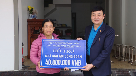 Trao hỗ trợ nh&agrave; m&aacute;i ấm c&ocirc;ng đo&agrave;n