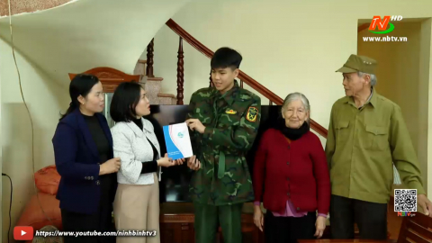 Hội LHPN huyện Y&ecirc;n Kh&aacute;nh tặng qu&agrave; t&acirc;n binh l&ecirc;n đường nhập ngũ năm 2025