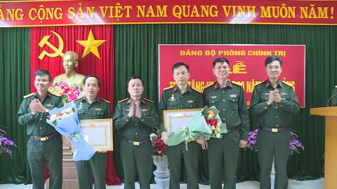 Trao tặng Huy hiệu 30 năm tuổi Đảng