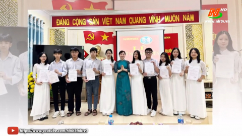 Chi bộ Trường THPT Nguyễn Huệ quan t&acirc;m ph&aacute;t triển Đảng vi&ecirc;n l&agrave; học sinh
