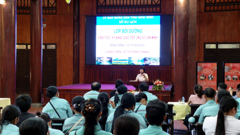 Buồi dưỡng kiến thức, kỹ năng giao ti&ecirc;p v&agrave; ứng xử văn minh du lịch