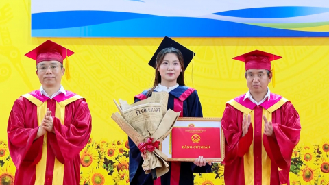 Trường Đại học Hoa Lư tổng kết v&agrave; trao bằng tốt nghiệp