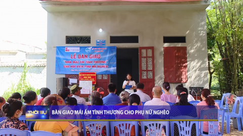 Bàn giao nhà mái &acirc;́m tình thương cho phụ nữ nghèo