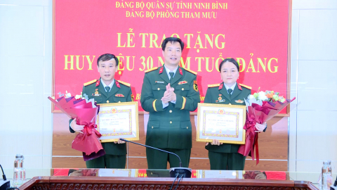 Đảng bộ Ph&ograve;ng Tham mưu  tổ chức trao tặng Huy hiệu Đảng đợt 19/5