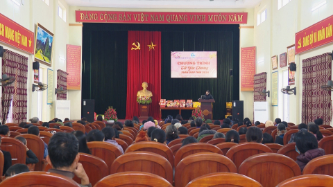 Trao qu&agrave; Tết cho phụ nữ, trẻ em ngh&egrave;o huyện Kim Sơn