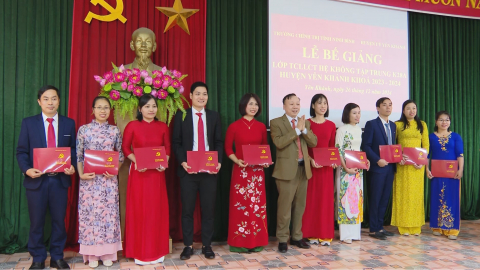 Bế giảng lớp Trung cấp l&yacute; luận ch&iacute;nh trị hệ kh&ocirc;ng tập trung 