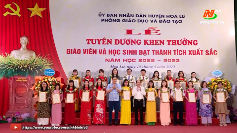 Hoa Lư tuy&ecirc;n dương, khen thưởng gi&aacute;o vi&ecirc;n v&agrave; học sinh c&oacute; th&agrave;nh t&iacute;ch cao trong năm 2022 - 2023