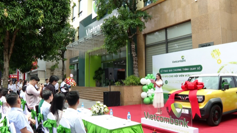 Vietcombank Ninh B&igrave;nh trao giải cho kh&aacute;ch h&agrave;ng may mắn